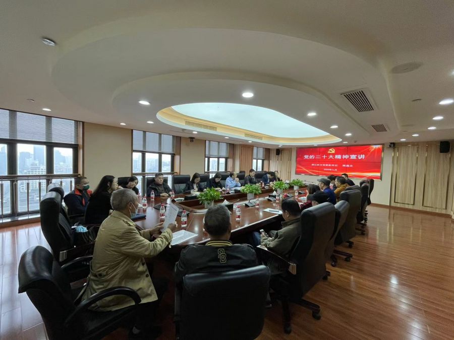Chen Xinyun, phó bí thư đảng ủy kiêm giám đốc công ty, đã đến Shubot để phát biểujpg