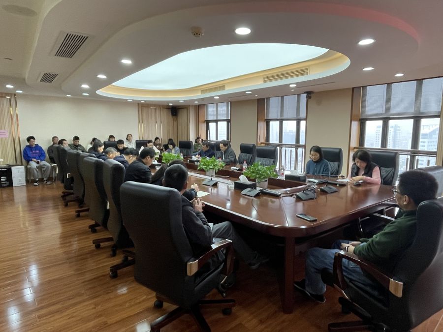 Zhao Maowen, ủy viên đảng ủy, phó chủ tịch công ty, đã đến công ty vận tải hàng hóa để phát biểujpg