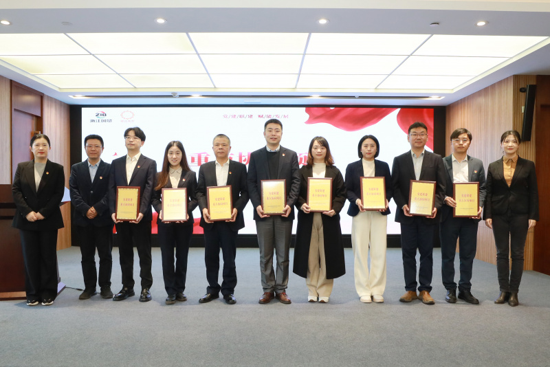 Trao thưởng các dự án hợp tác quan trọngjpg